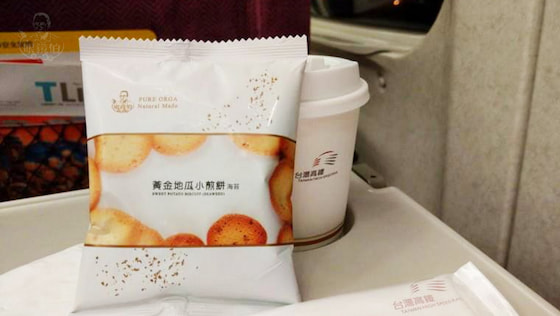 眼鏡伯黃金地瓜小煎餅在長榮航空機上點心供應，以及台灣高鐵商務點心供應